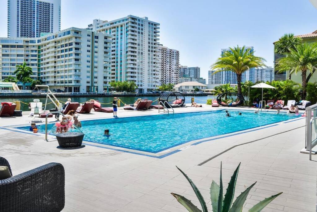 2BD 2BA Condo @Beachwalk Resort W/Pool Hallandale Beach Exterior foto